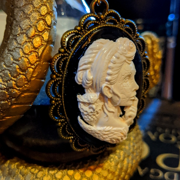 Goth Cameo Woman with Owl - Picture 7 of 8